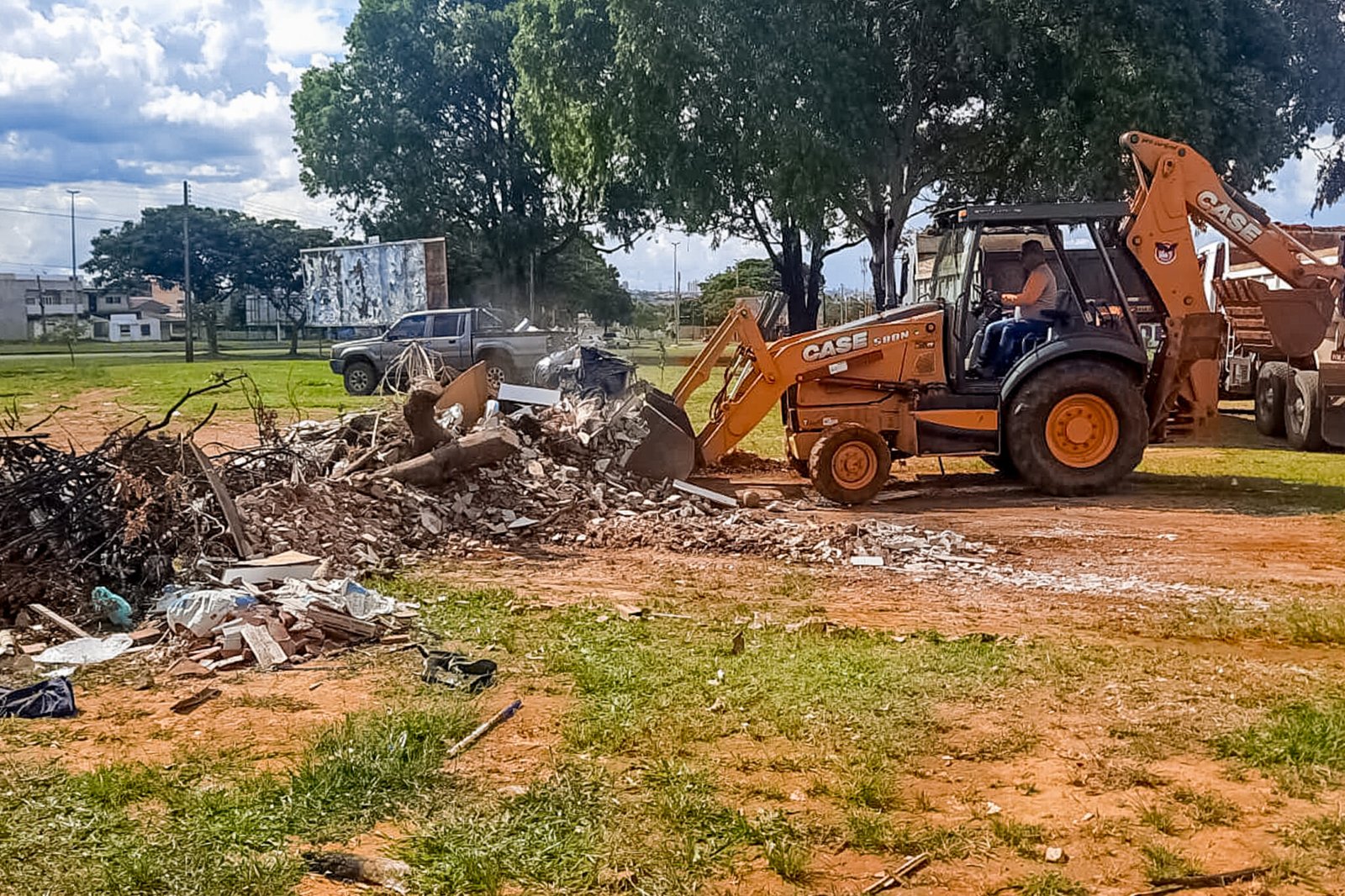 Cerca de 140 toneladas de entulhos são retiradas do Recanto das Emas