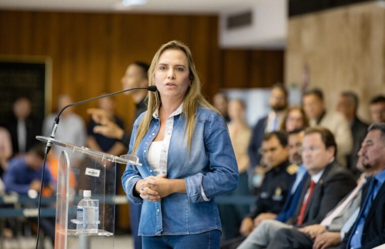 Celina Leão assina o reajuste salarial de 18% a forças de segurança do DF