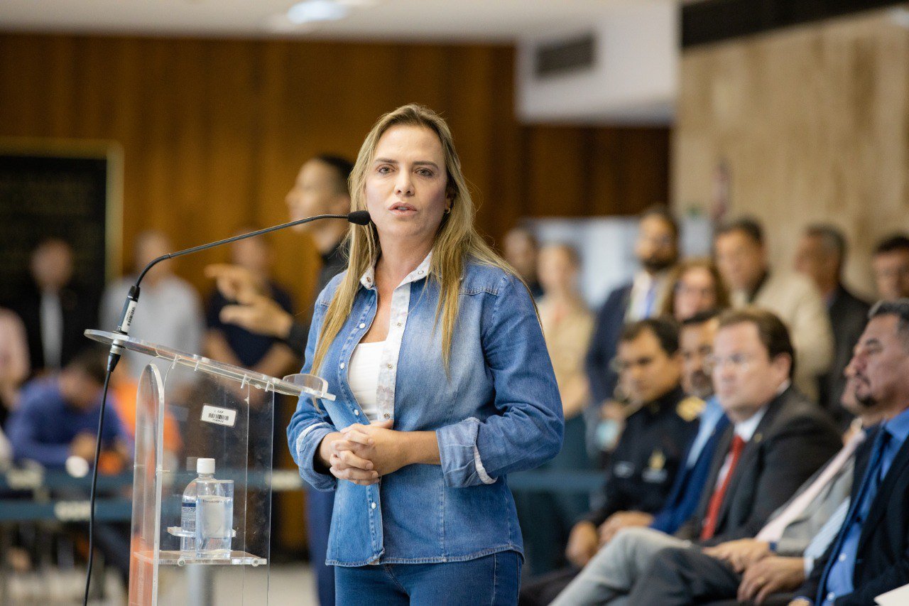 Celina Leão assina o reajuste salarial de 18% a forças de segurança do DF