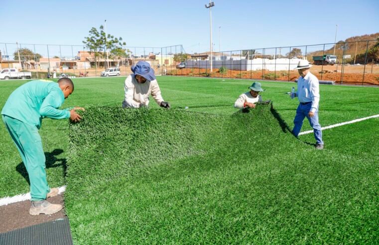 Campo da Estrutural ganha iluminação e novo gramado sintético