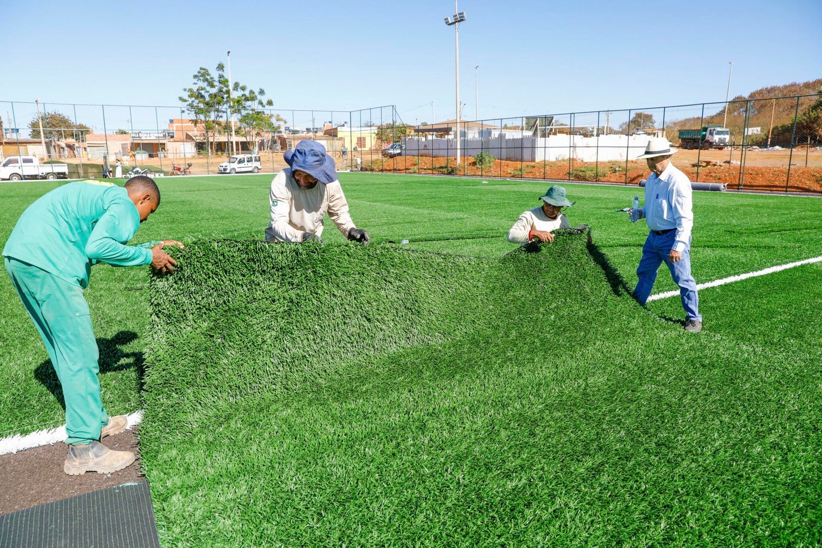 Campo da Estrutural ganha iluminação e novo gramado sintético