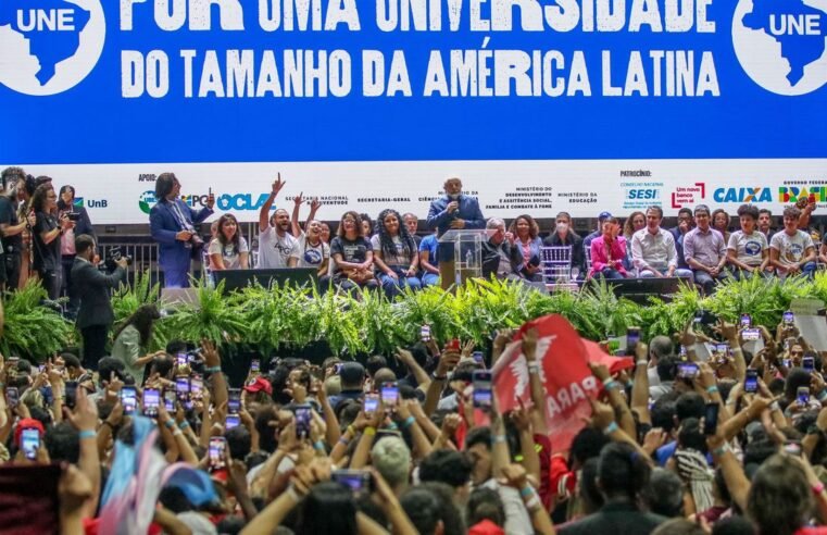 Lula participa de congresso da UNE e promete mais universidades