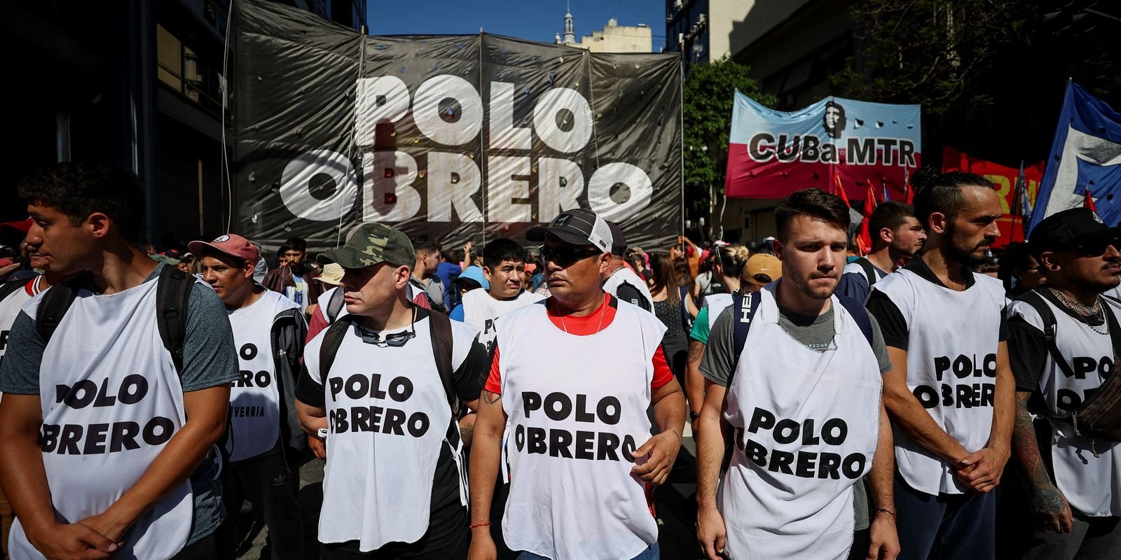 Protestos na Argentina têm momentos de tensão e dois detidos