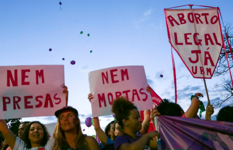 Lei obriga mulher a ver imagem de feto antes de aborto legal em Maceió