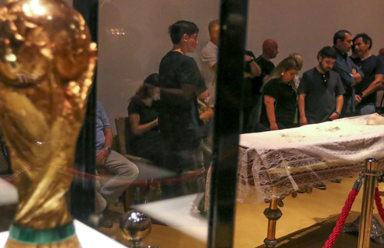 Familiares e fãs prestam homenagens a Zagallo em velório na CBF