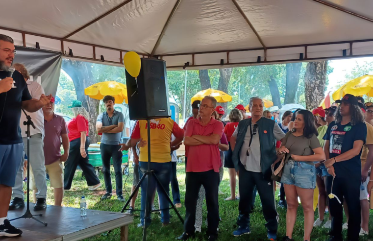 Movimentos e partidos fazem ato em Brasília em defesa da democracia