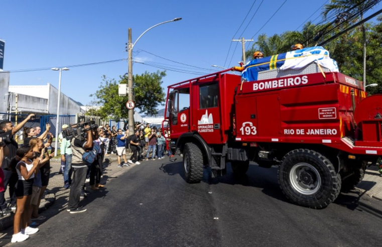 Corpo de Zagallo é sepultado no Rio de Janeiro sob aplausos