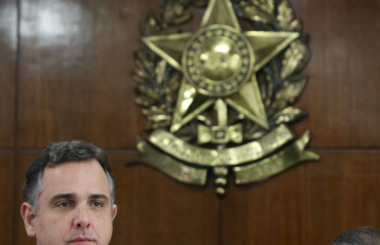 Poderes estão vigilantes contra "traidores da pátria", diz Pacheco