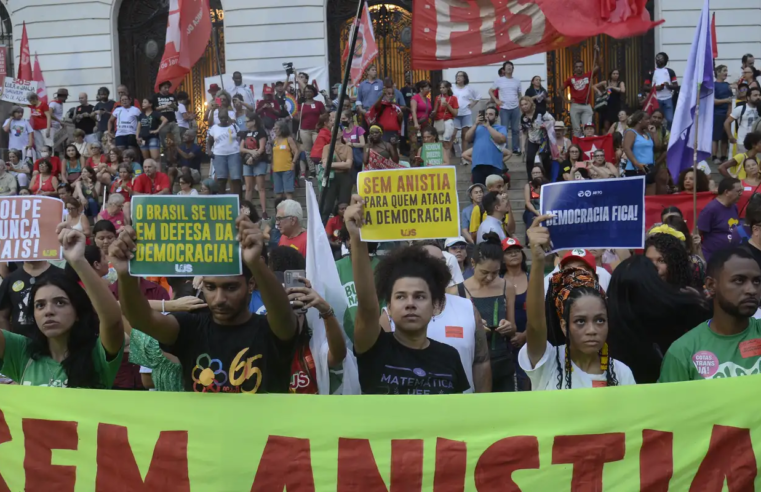 Ato no Rio defende democracia e repudia tentativa de golpe
