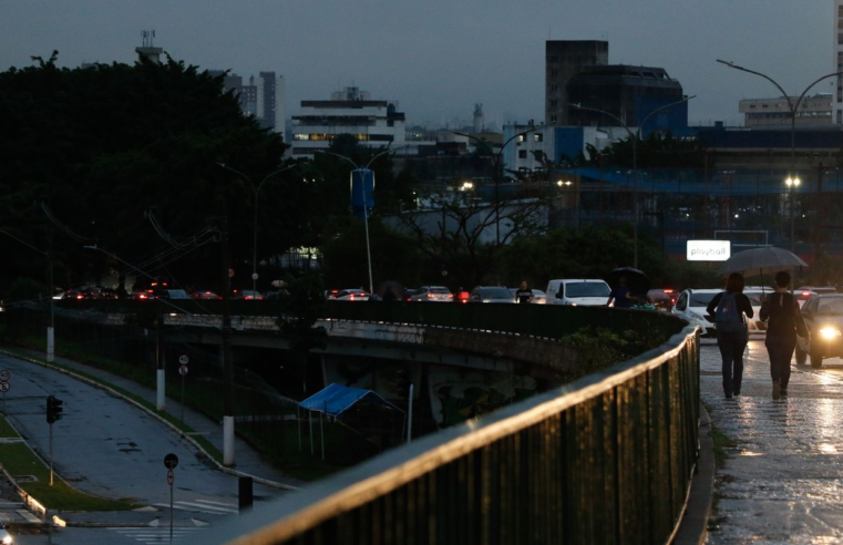 Pessoa morre após ser atingida por fio energizado durante chuva em SP