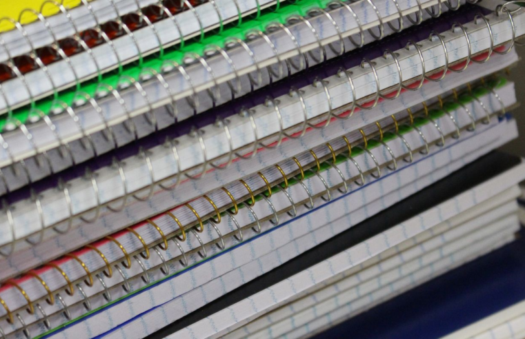 Preços de materiais escolares têm variações de mais de 600% em sites