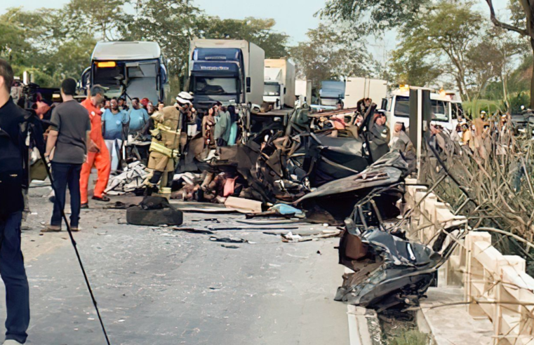 Acidente entre ônibus e caminhonete deixou ao menos 8 mortos em Minas
