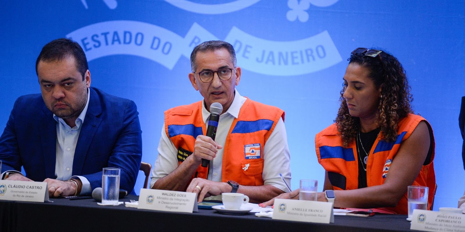 Comitiva do governo federal visita área atingida por chuva no Rio