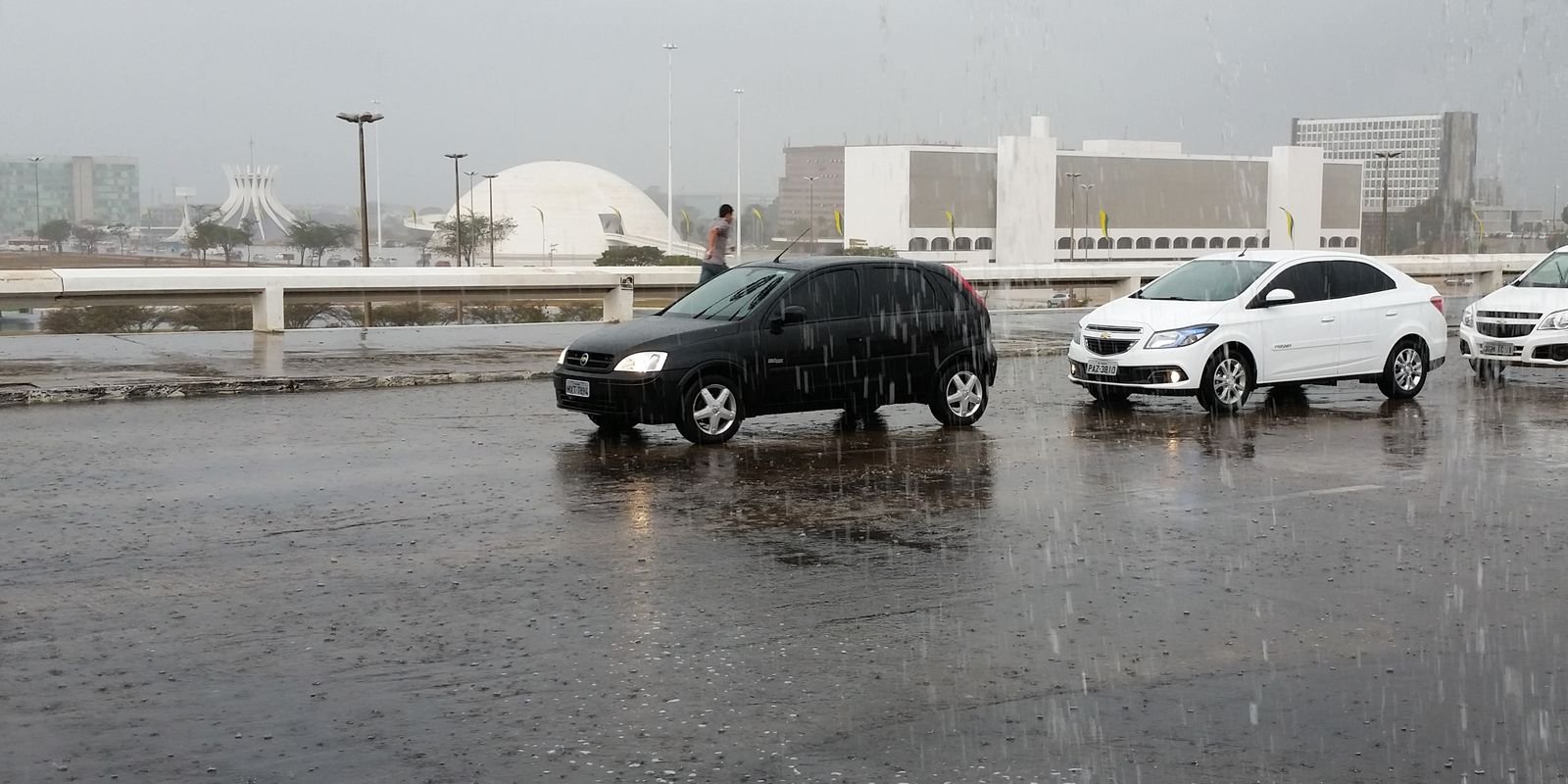 Meteorologia alerta para chuvas intensas em Brasília e em 12 estados