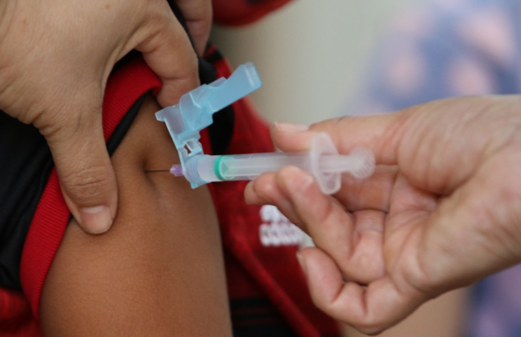 Vacinas protegem crianças de covid longa, infecção e morte