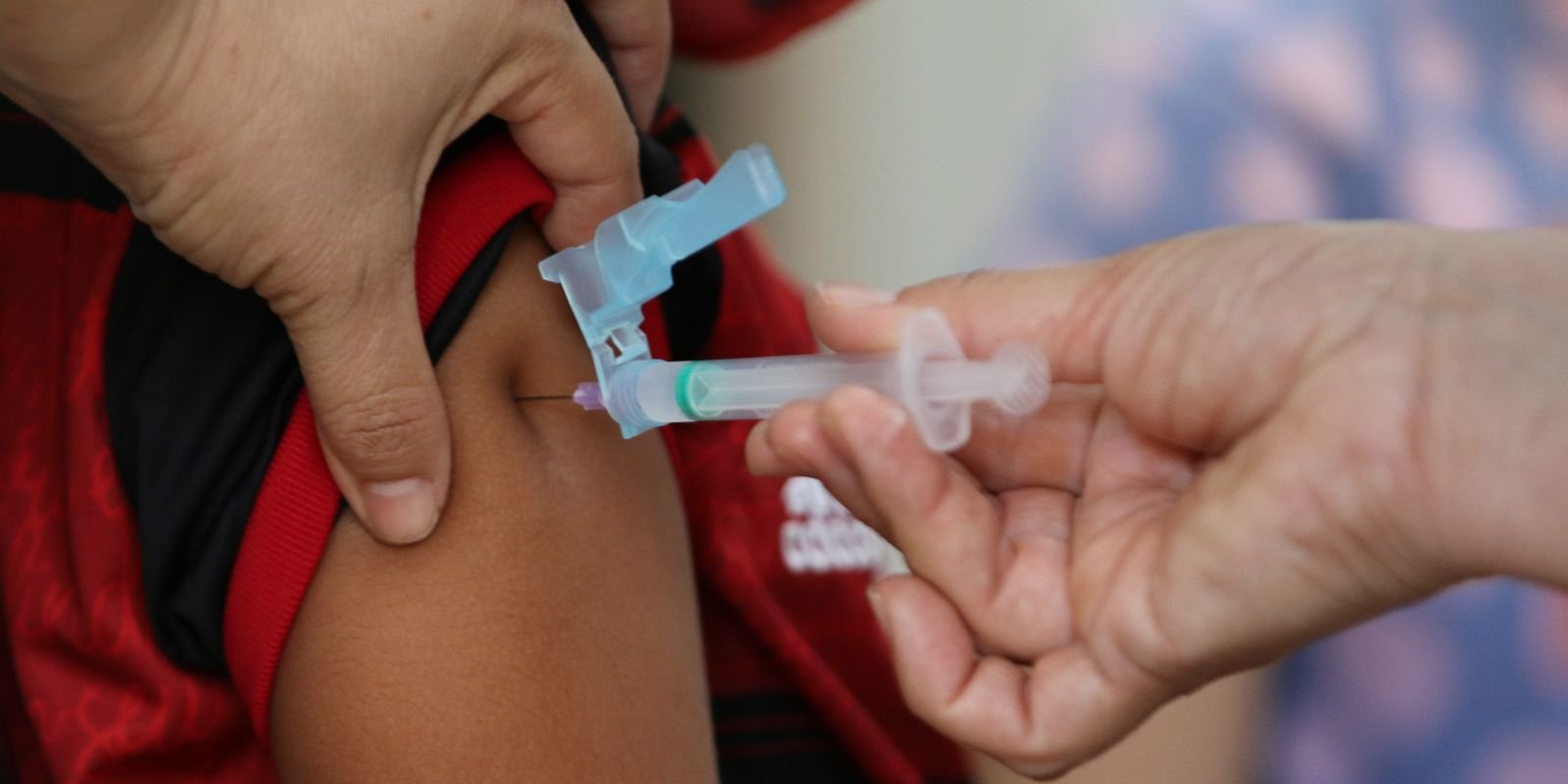 Vacinas protegem crianças de covid longa, infecção e morte