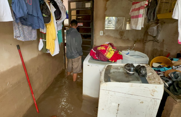 Córrego transborda e invade casas em vila a 15 km da Esplanada