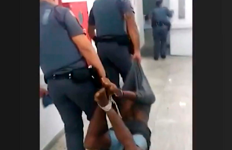 Rapaz amarrado com cordas por policiais pede indenização por tortura