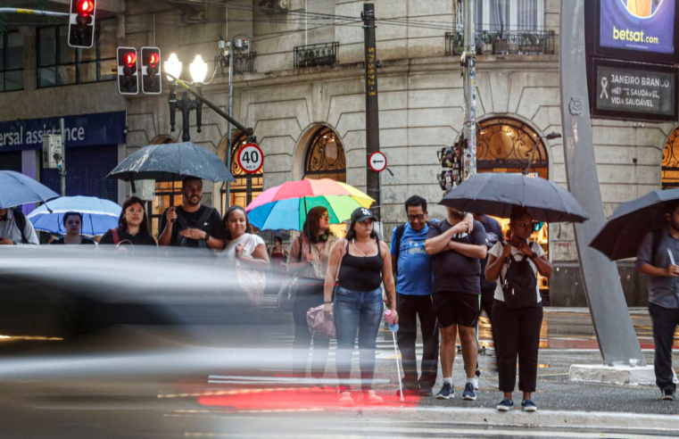 São Paulo e Rio têm alerta vermelho para fortes chuvas e ventos