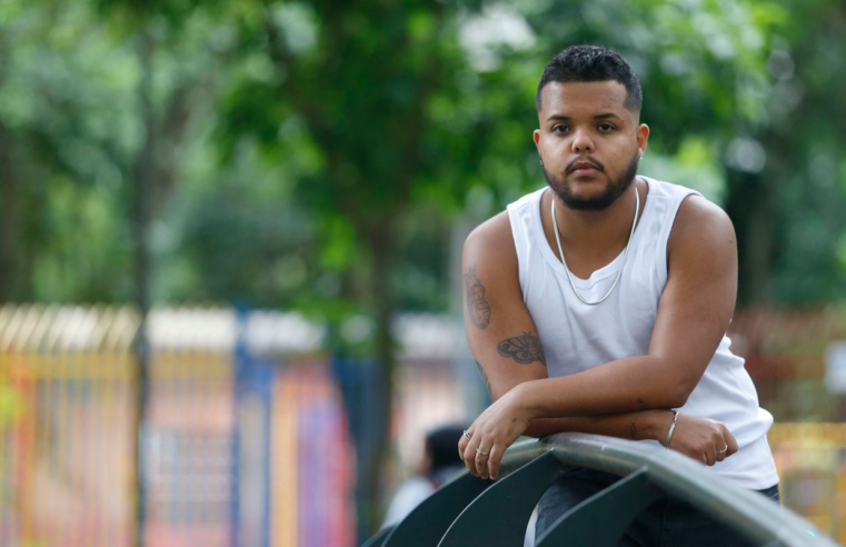 Preto Téo extravasa identidade trans por meio da poesia