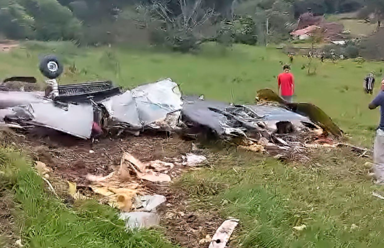 Avião cai em Minas Gerais e deixa sete mortos