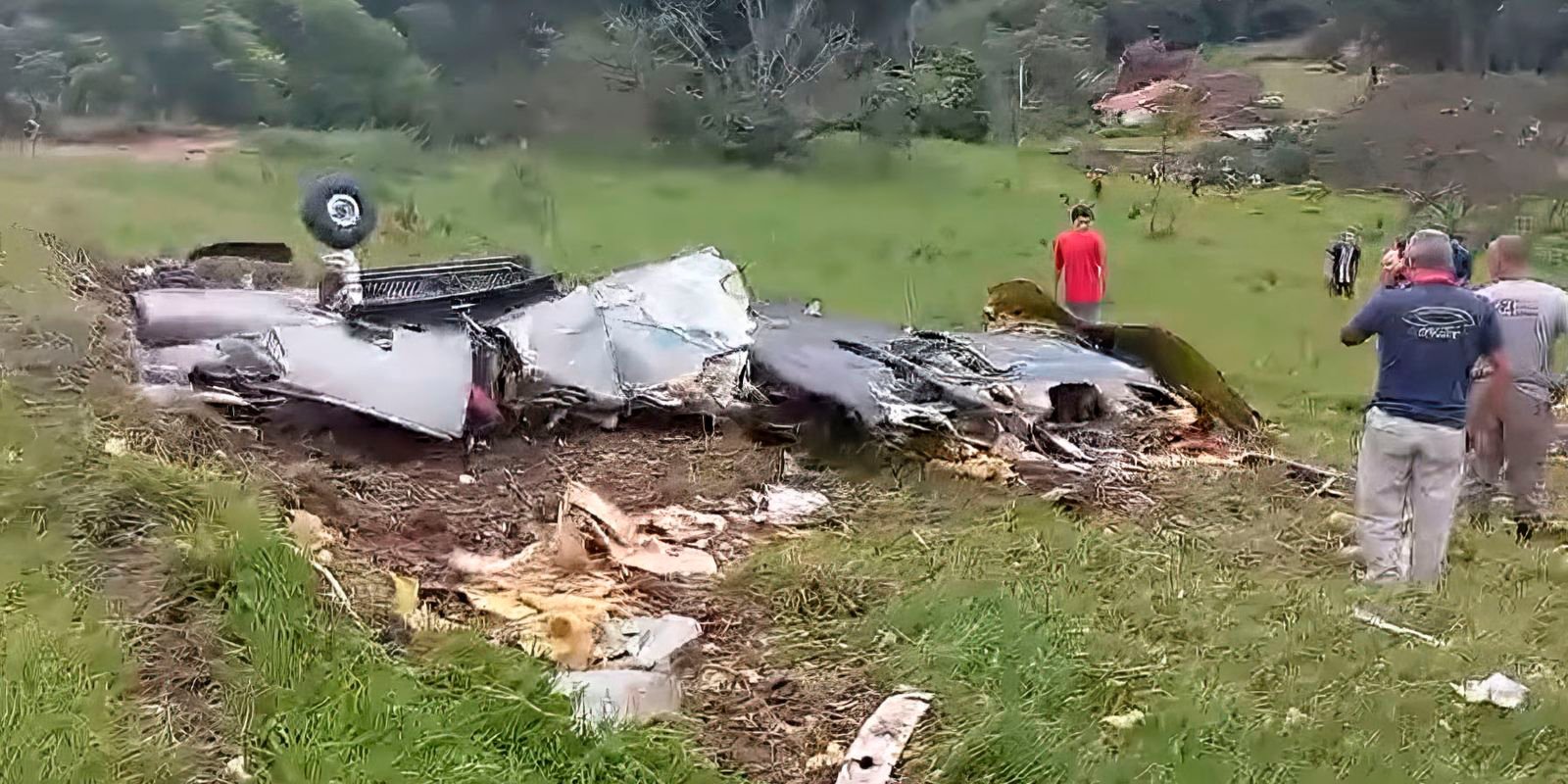 Avião cai em Minas Gerais e deixa sete mortos