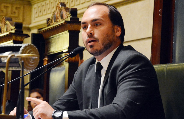 Carlos Bolsonaro é alvo da PF em operação sobre uso irregular da Abin