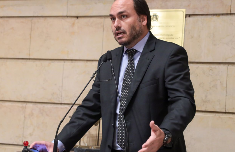 Carlos Bolsonaro usava assessores para obter dados da Abin, diz PF