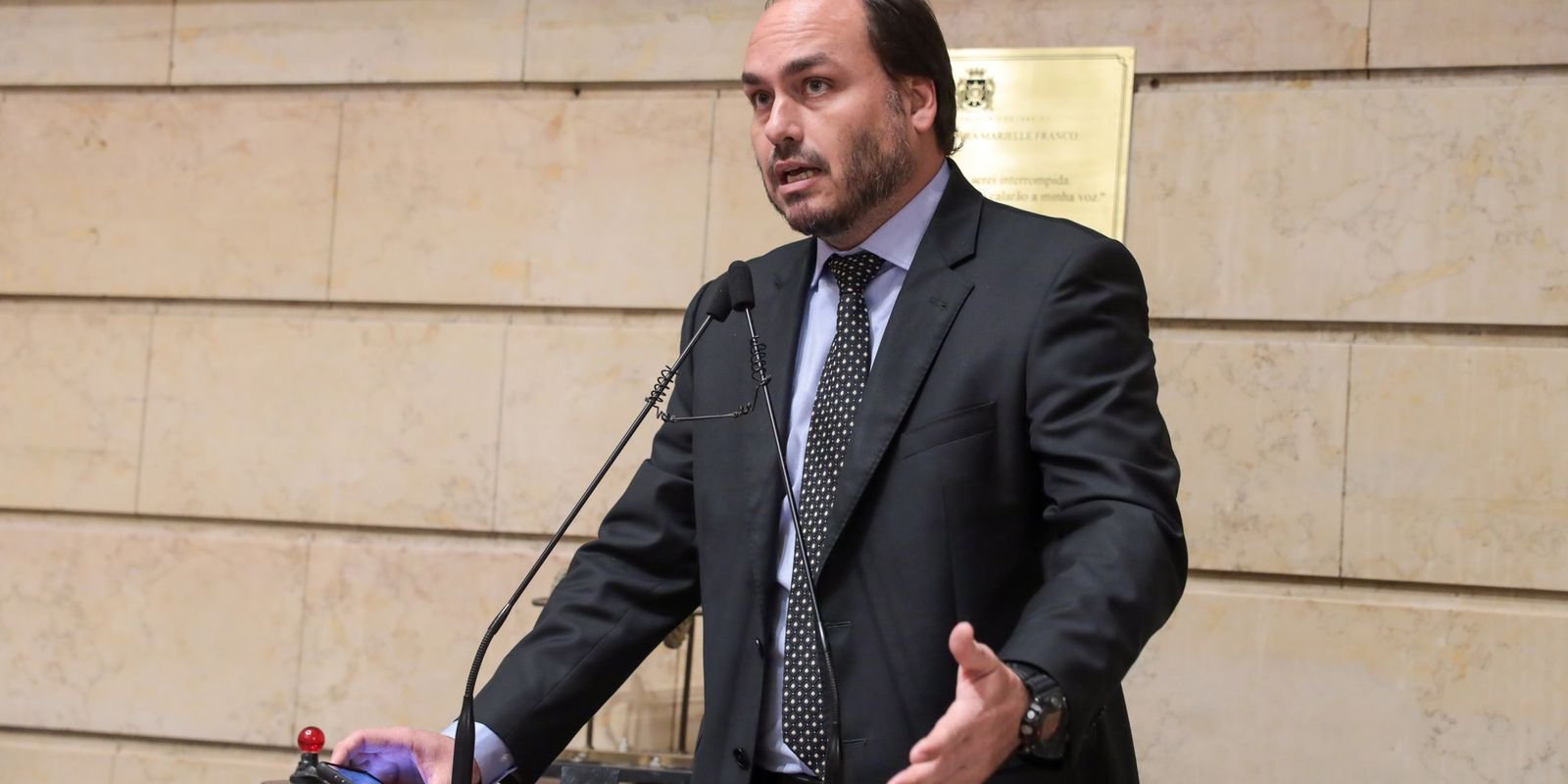 Carlos Bolsonaro usava assessores para obter dados da Abin, diz PF