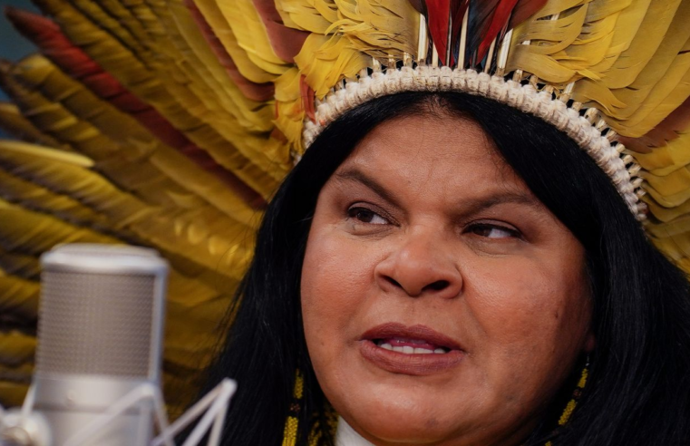 Ministra Sonia Guajajara tem alta e deixa hospital em São Paulo