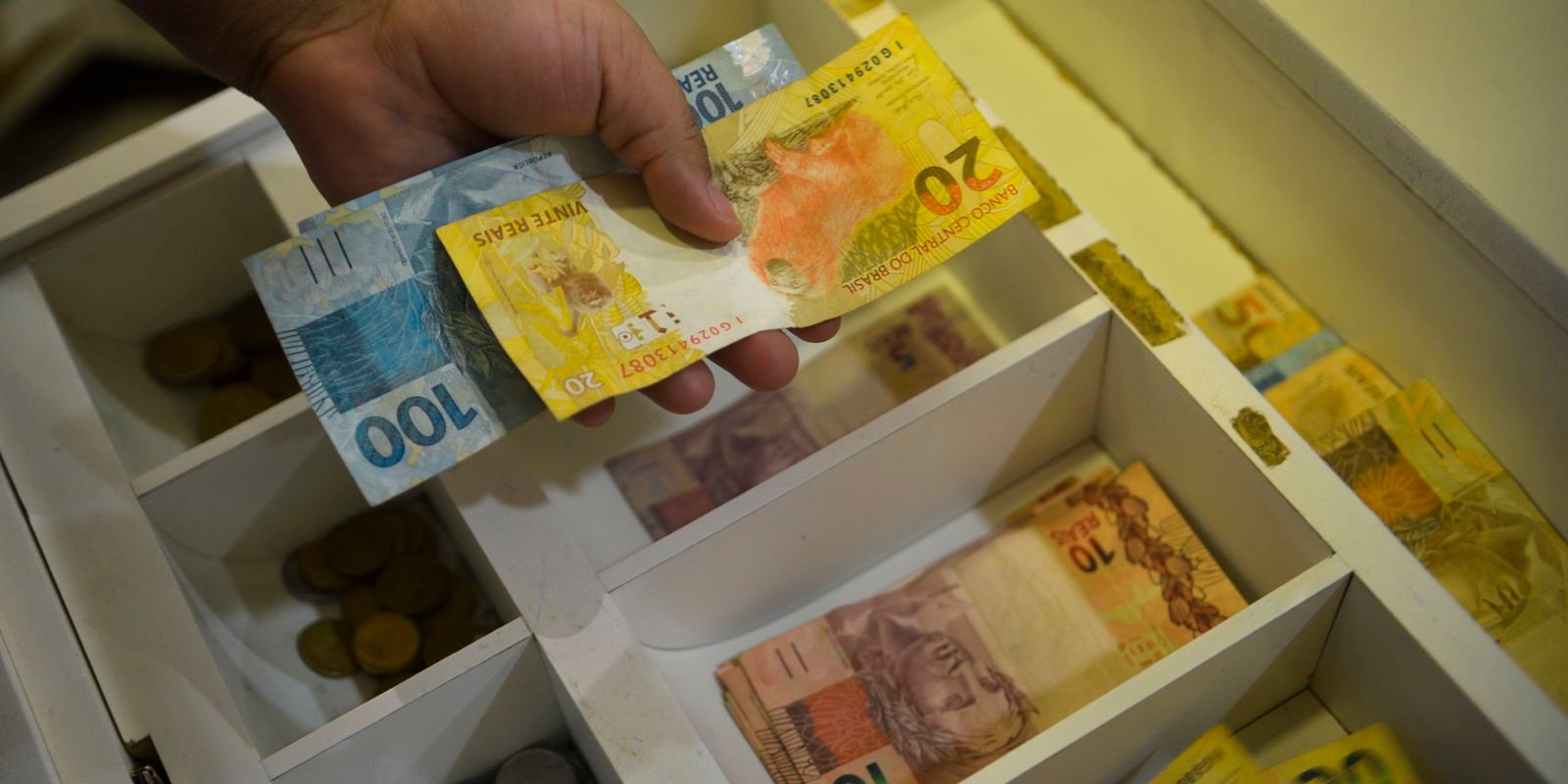 Salário mínimo de R$ 1.412 entra em vigor nesta segunda-feira