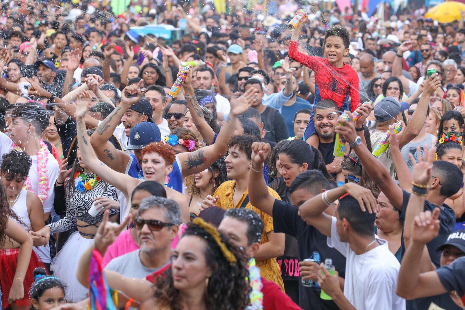 12 blocos de rua garantem a folia do DF nesta segunda-feira (12)