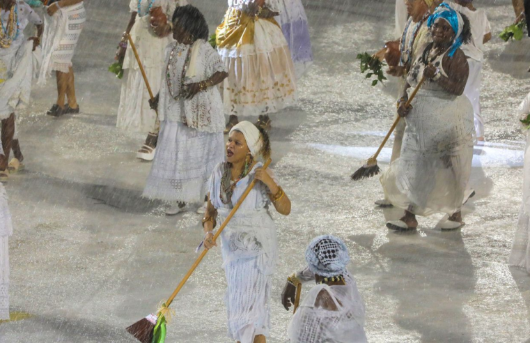 Lavagem da Sapucaí reúne fé e festa para garantir sucesso do carnaval