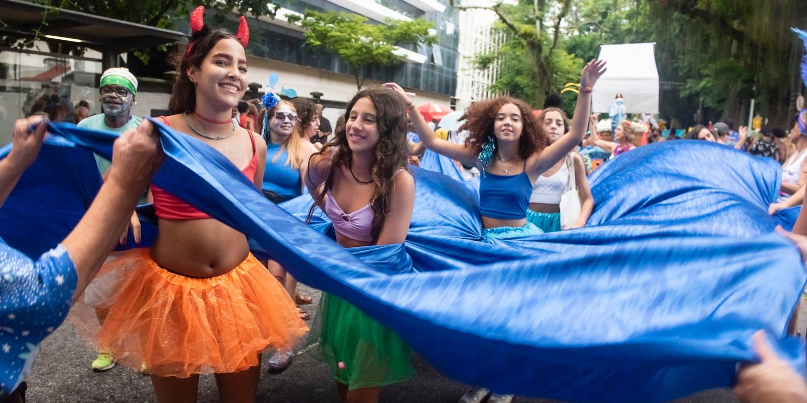Blocos de saúde mental espalham alegria pelas ruas do Rio