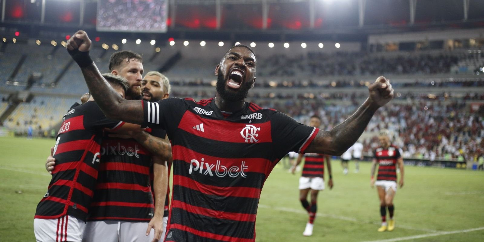 Flamengo arranca vitória em clássico com Botafogo