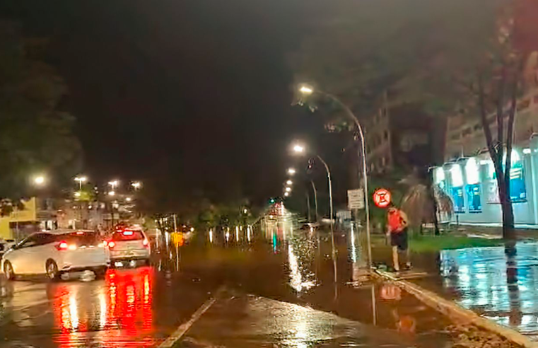 Forte chuva no DF causa alagamentos e queda de energia