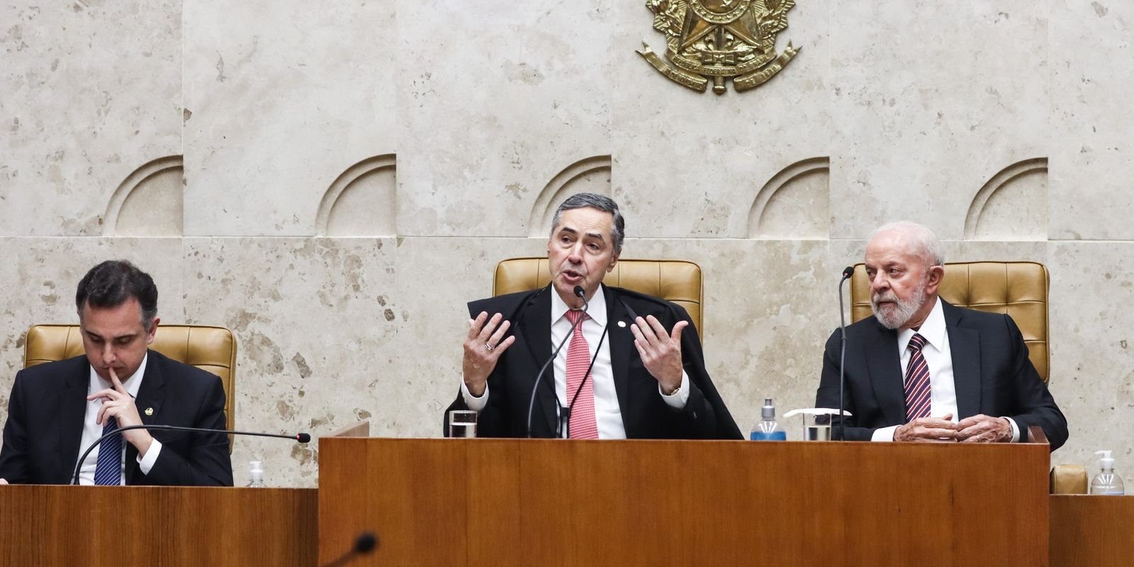 "Poderes funcionam na mais plena normalidade", diz Barroso