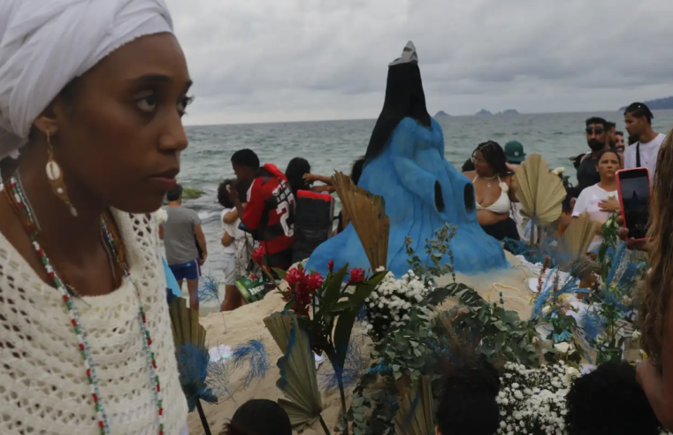 Homenagem a Iemanjá reúne milhares de pessoas no Arpoador
