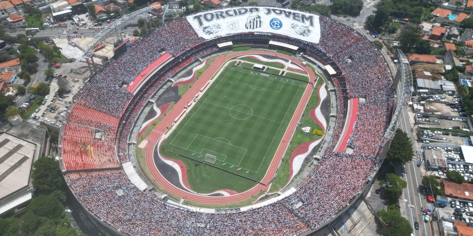 Santos vence em dia de grande público e homenagens no Morumbis