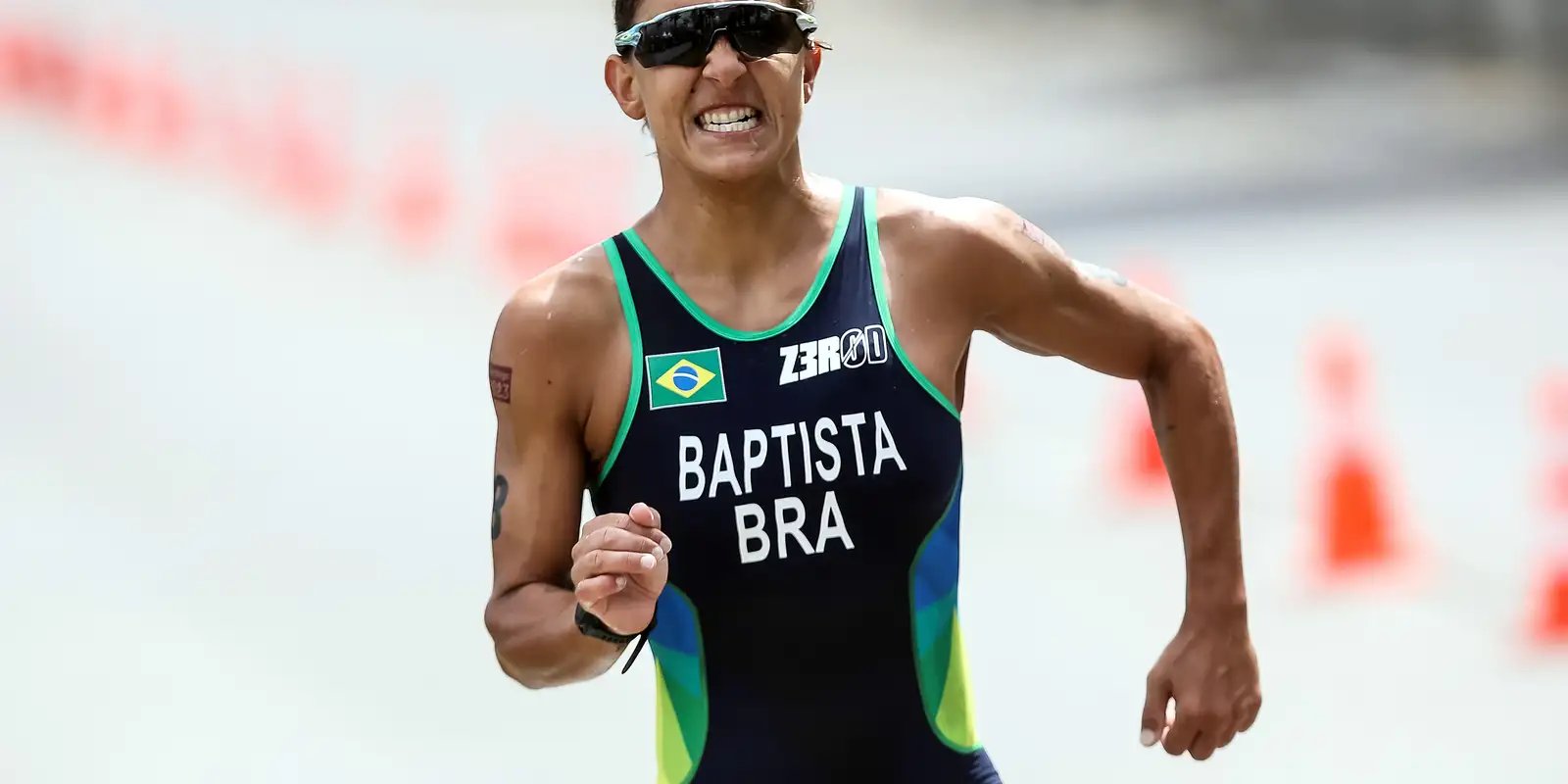 Triatleta Luisa Baptista dá primeiros passos após sofrer atropelamento