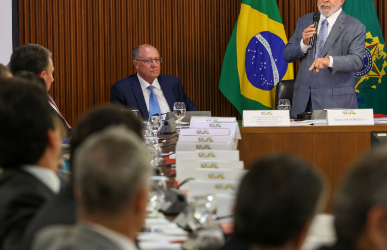 "Falta muito para fazer", diz Lula ao abrir reunião ministerial
