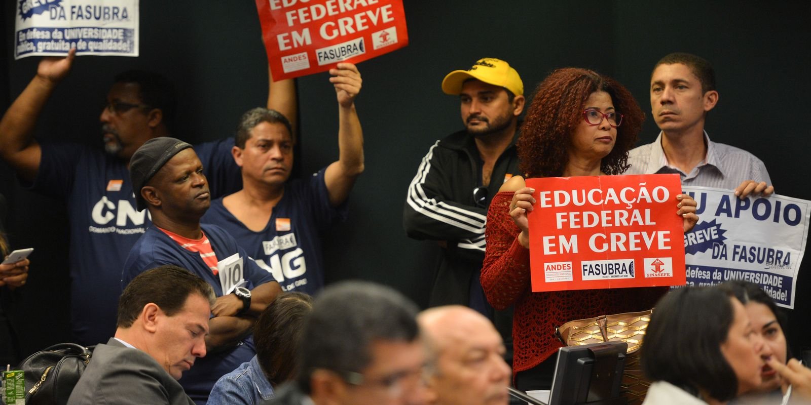 Servidores federais de educação param em 360 unidades de ensino
