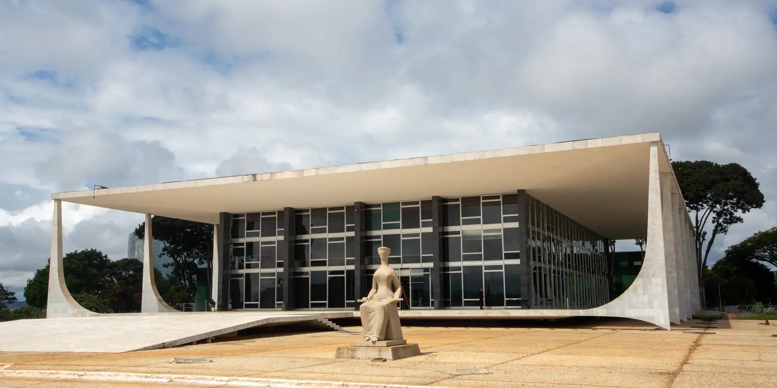 Justiça afasta presidente do Conselho da Petrobras do cargo