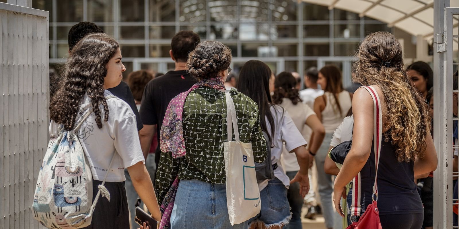 Pedidos de isenção da taxa do Enem podem ser feitos até sexta-feira