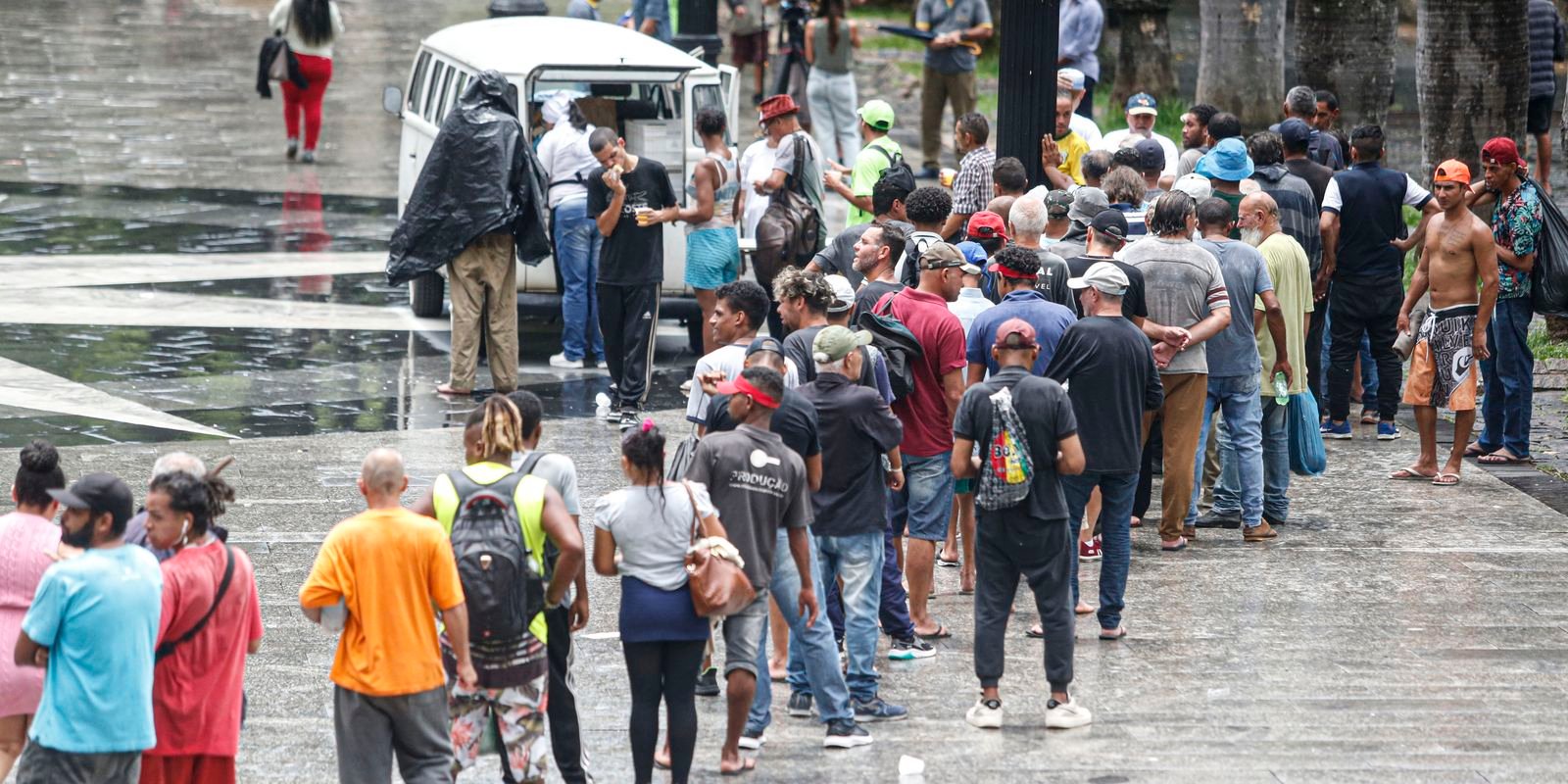 Vereadora denuncia PM por impedir doação de comida à população de rua