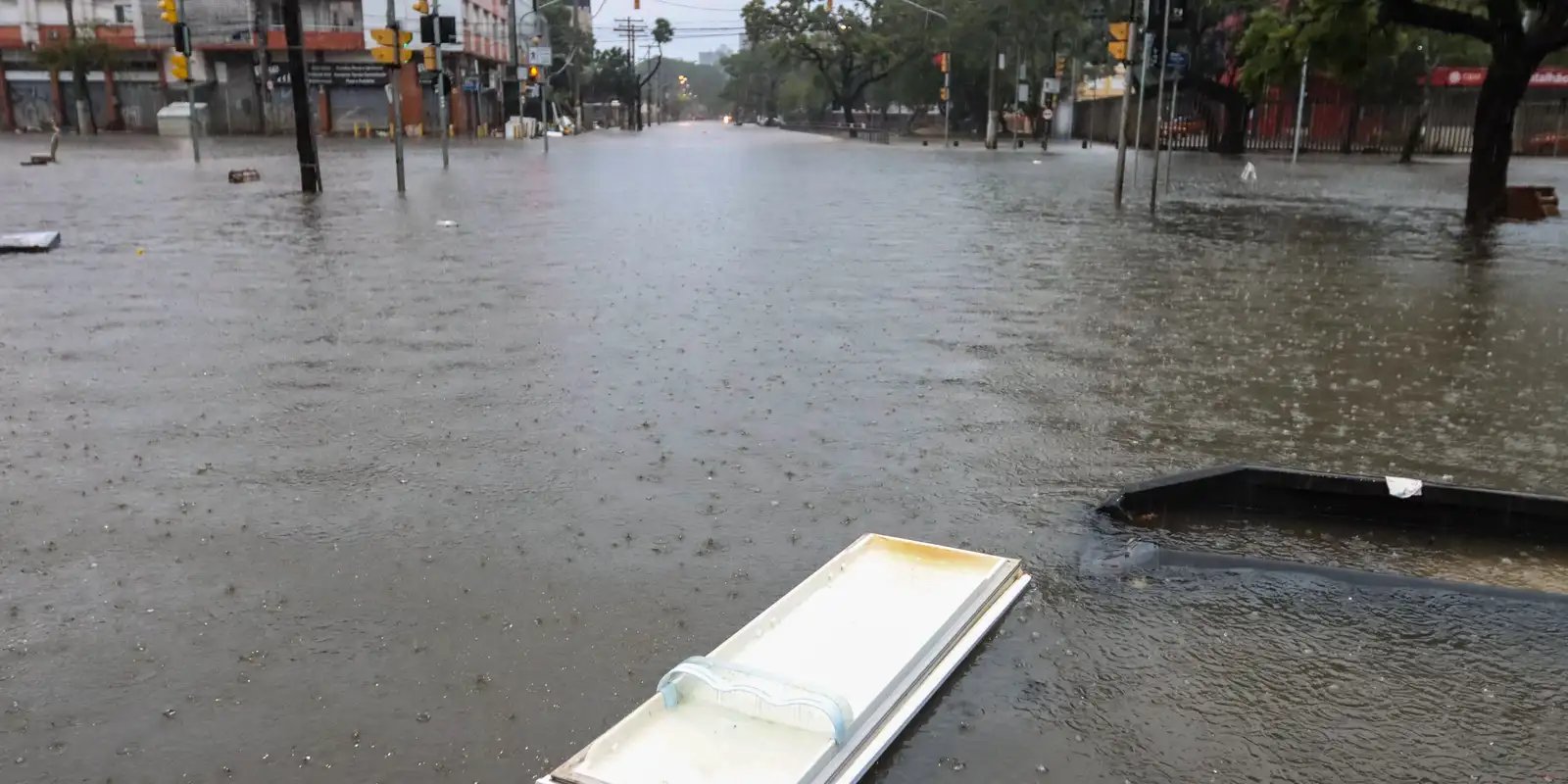 Com volta da chuva, aulas são suspensas em Porto Alegre