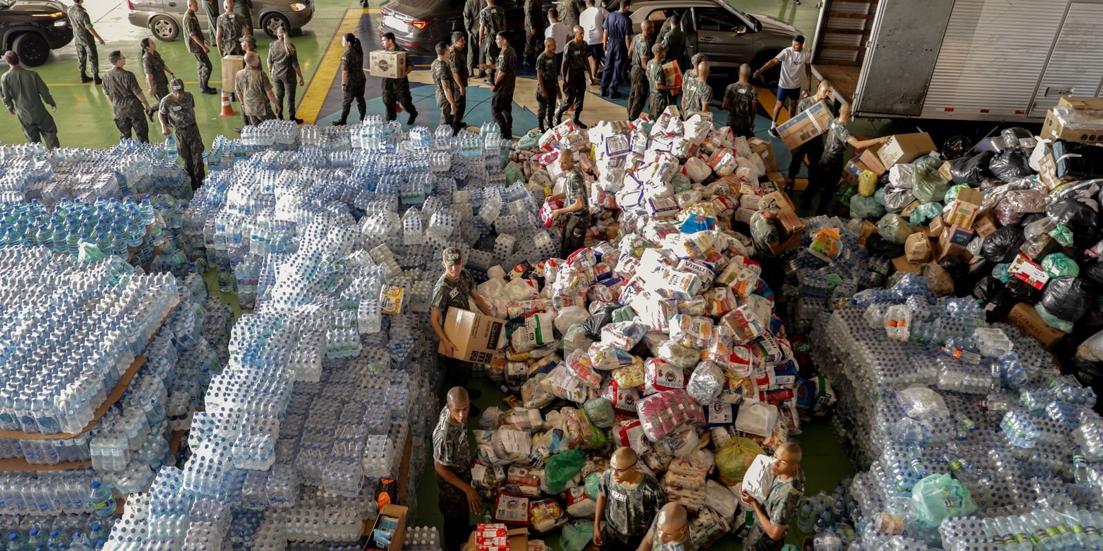 Brasilienses fazem fila para doações a vítimas das enchentes no RS