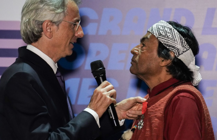 Krenak recebe homenagem da França pela defesa dos povos originários