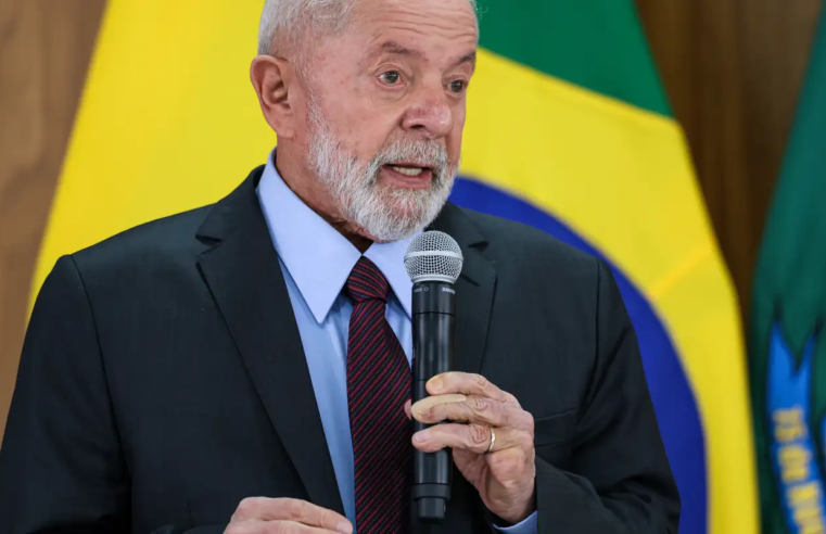 Lula recebe credenciais de oito novos embaixadores