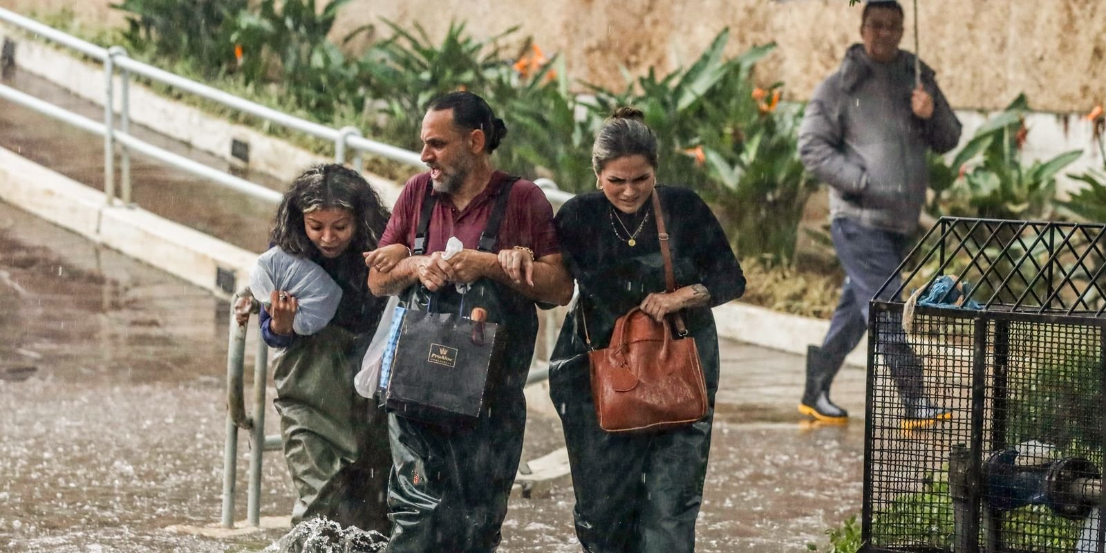 Chuva volta a alagar bairro que já tinha secado em Porto Alegre